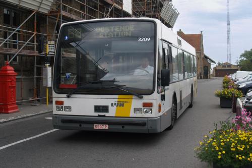 Van Hool A300 aan het station van Veurne.