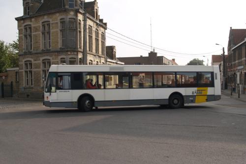 Van Hool A360 aan het station van Veurne.