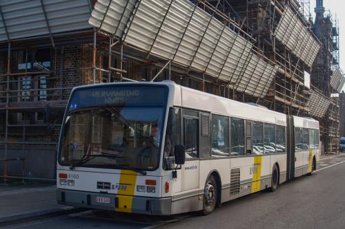 Van Hool AG300 aan het station van Veurne.