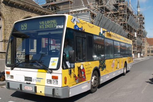 Van Hool A360 met reclamejasje van de museumlijnen (68 en 69) aan het station van Veurne.