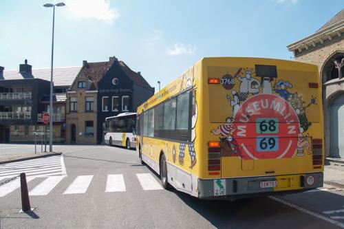 Van Hool A360 met reclamejasje van de museumlijnen (68 en 69) aan het station van Veurne.