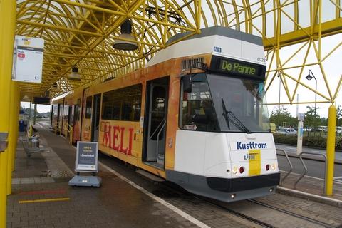 BN (Kusttram) met reclame van Meli aan het station van DePanne/Adinkerke.