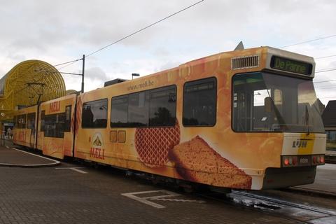 BN (Kusttram) met reclame van Meli aan het station van DePanne/Adinkerke.