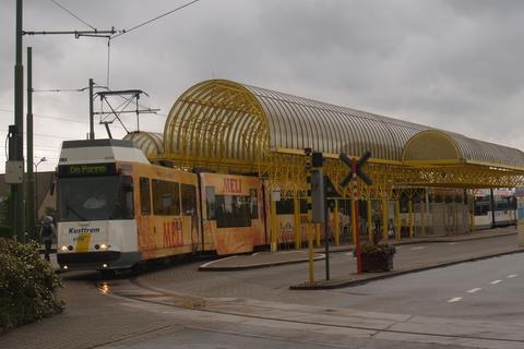 BN (Kusttram) met reclame van Meli aan het station van DePanne/Adinkerke.