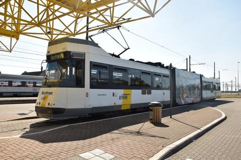 BN (Kusttram) aan het station van DePanne/Adinkerke.