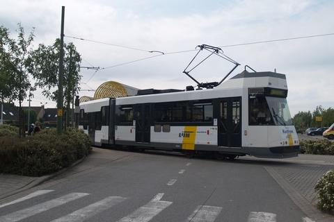 BN (Kusttram) aan het station van DePanne/Adinkerke.