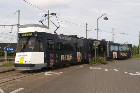 BN (Kusttram) met reclame van Petrus aan het station van DePanne/Adinkerke.