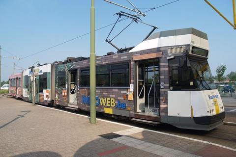 BN (Kusttram) met reclame van Immoweb aan het station van DePanne/Adinkerke.