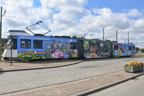 BN (Kusttram) met reclame van Plopsaland aan het station van De Panne/Adinkerke.