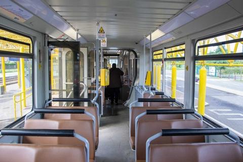 BN (Kusttram) met vernieuwd interieur aan het station van De Panne/Adinkerke.