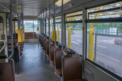 BN (Kusttram) met vernieuwd interieur aan het station van De Panne/Adinkerke.