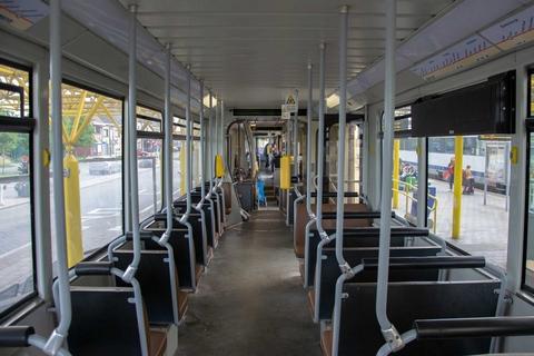 BN (Kusttram) met vernieuwd interieur aan het station van De Panne/Adinkerke.