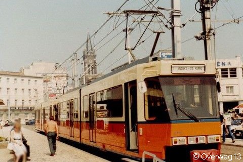 We zijn al wat verwijderd van lijn73, meer bepaald in Blankenberge.  Deze foto toont echter een BN (Kusttram) in oorspronkelijk oranje livrei.  Met dan aan Overweg13 voor het gebruik van deze foto.