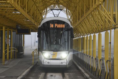 CAF (Zeelijner) aan het station van Adinkerke/De Panne.