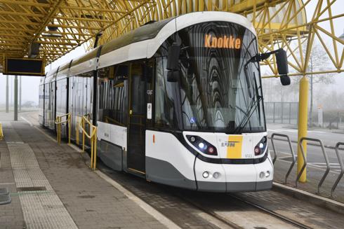 CAF (Zeelijner) aan het station van Adinkerke/De Panne.