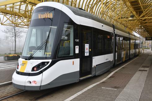 CAF (Zeelijner) aan het station van Adinkerke/De Panne.