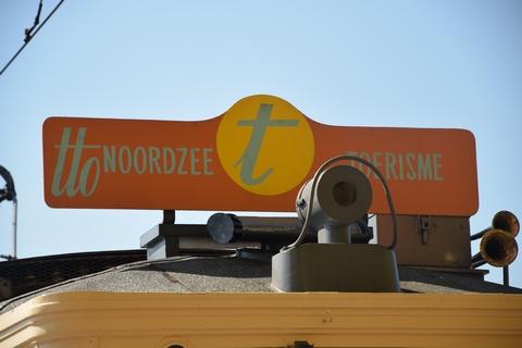 Reclamebord TTO Noordzee op motorrijtuig Standaard-hout 9985 aan het station van Adinkerke/De Panne.