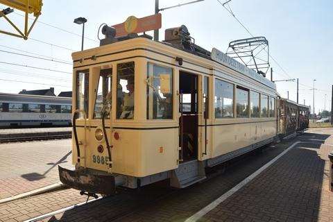 Motorrijtuig Standaard-hout 9985, met aanhangrijtuigen A8816 en A8853 aan het station van Adinkerke/De Panne.