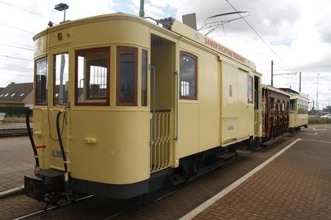 OB A.9965, met aanhangrijtuigen A8816 en A11593 aan het station van Adinkerke/De Panne.