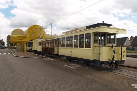 OB A.9965, met aanhangrijtuigen A8816 en A11593 aan het station van Adinkerke/De Panne.