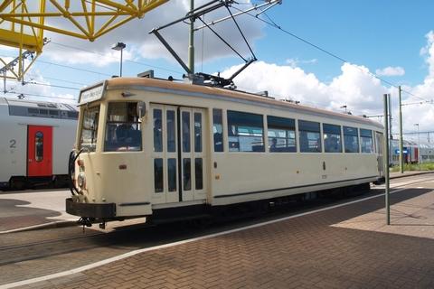 Motorrijtuig type S9750 aan het station van Adinkerke/De Panne.