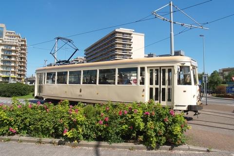 Motorrijtuig type S9750 aan De Panne Esplanade.