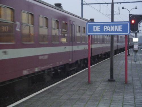 M4 rijtuigen in bordeaux kleur te Adinkerke/De Panne.