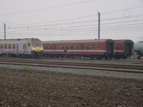 M4 rijtuigen in bordeaux kleur te Adinkerke/De Panne.