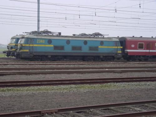 M4 rijtuigen in bordeaux kleur te Adinkerke/De Panne.