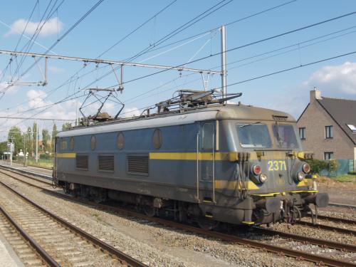 Loc 2371 is kop aan het maken in het station van De Panne / Adinkerke.  De sleep M4-rijtuigen staan reeds in de bundel.