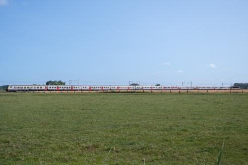 Combinatie van M4 en I10 rijtuigen te Adinkerke/De Panne.