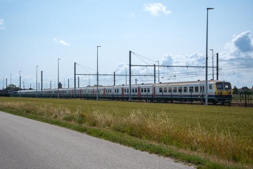 Combinatie van M4 en I10 rijtuigen te Adinkerke/De Panne.