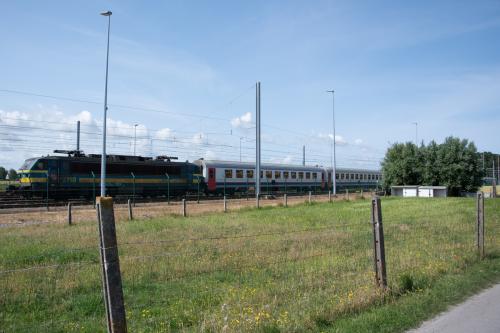 Combinatie van M4 en I10 rijtuigen te Adinkerke/De Panne.