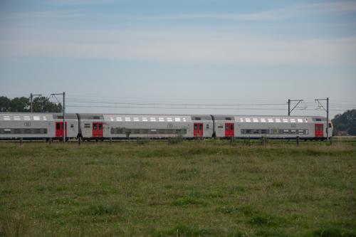 M5 rijtuigen, getrokken door een loc van het type 27, te Adinkerke.