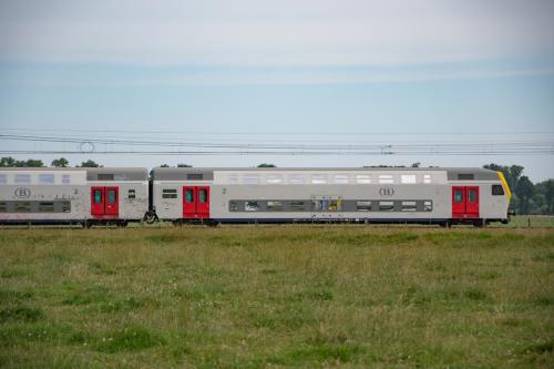 M5 rijtuigen, getrokken door een loc van het type 27, te Adinkerke.