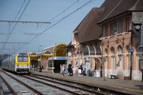 M5 rijtuigen, getrokken door een loc van het type 27, te Adinkerke.