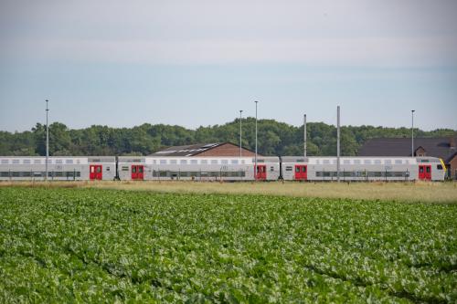 M5 rijtuigen, getrokken door een loc van het type 27, te Adinkerke.