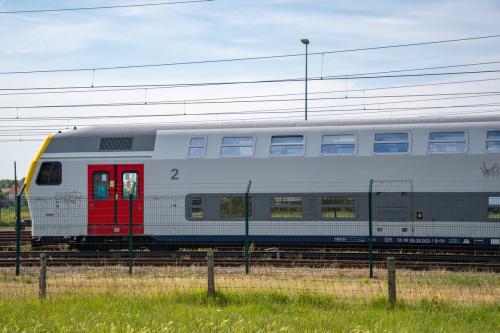 M5 rijtuigen, getrokken door een loc van het type 27, te Adinkerke.