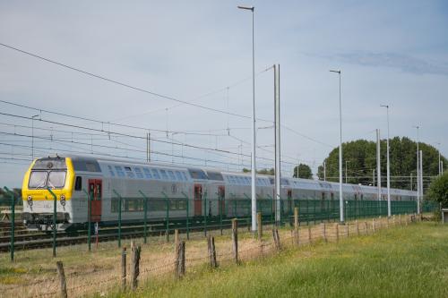 M5 rijtuigen, getrokken door een loc van het type 27, te Adinkerke.