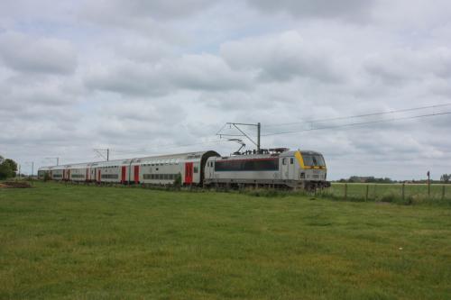 M6 rijtuigen, getrokken door een loc van de reeks 18 te Avekapelle.