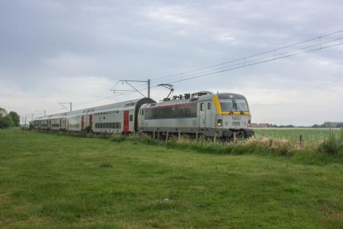 M6 rijtuigen, getrokken door een loc van de reeks 18 te Avekapelle.