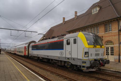 M6 rijtuigen, getrokken door een loc van de reeks 18 te Adinkerke/De Panne.