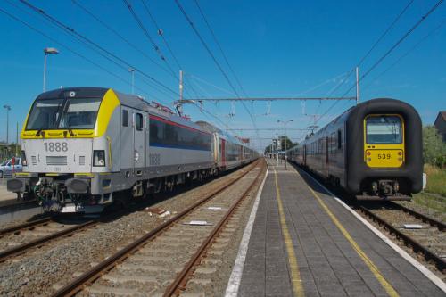 M6 rijtuigen, getrokken door een loc van de reeks 18 te Adinkerke/De Panne.