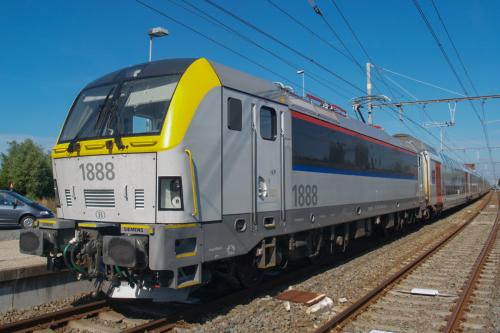 M6 rijtuigen, getrokken door een loc van de reeks 18 te Adinkerke/De Panne.