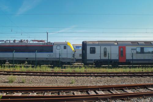 M6 rijtuigen, getrokken of geduwd door een loc van de reeks 18 te Adinkerke/De Panne.