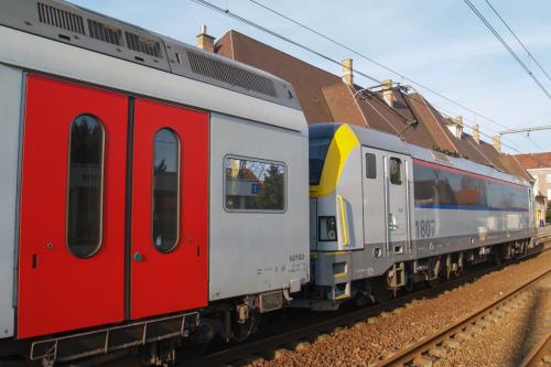 M6 rijtuigen, getrokken of geduwd door een loc van de reeks 18 te Adinkerke/De Panne.