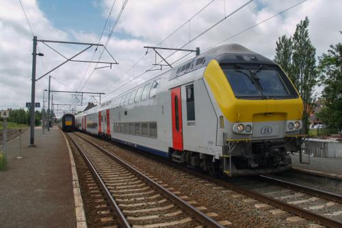 M6 rijtuigen, getrokken door een loc van de reeks 18 te Diksmuide.