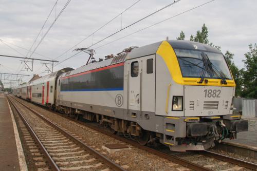 M6 rijtuigen, getrokken door een loc van de reeks 18 te Diksmuide.