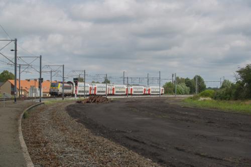 M6 rijtuigen, geduwd door een loc van de reeks 18 te Diksmuide.