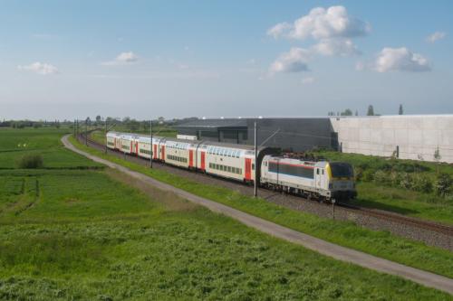 M6 rijtuigen, getrokken door een loc van de reeks 18 te Kaaskerke.